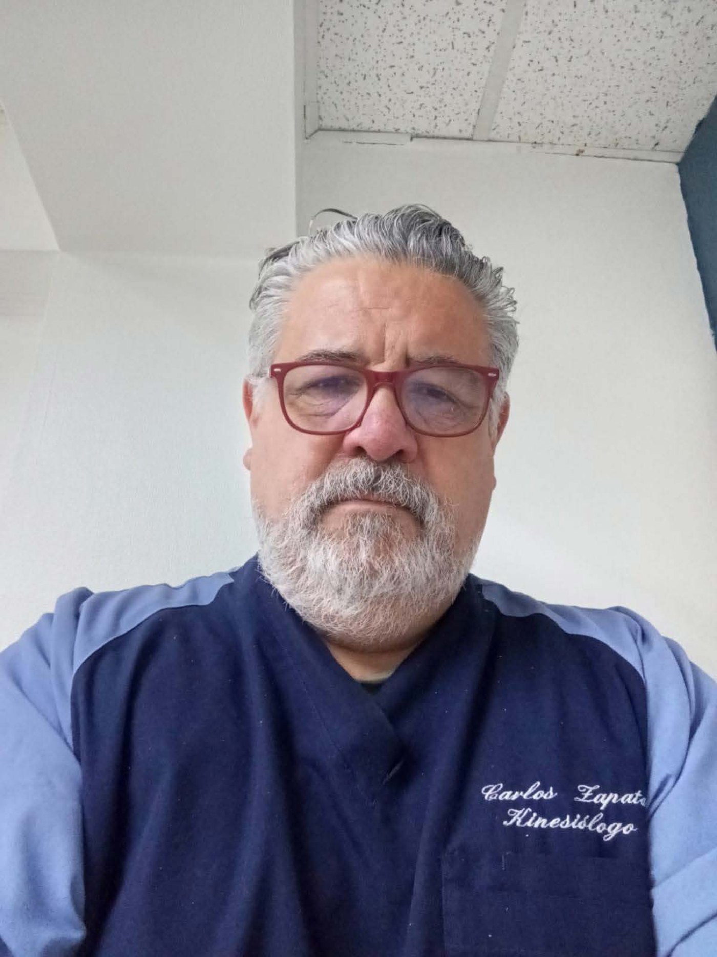 Retrato profesional de Carlos Zapata